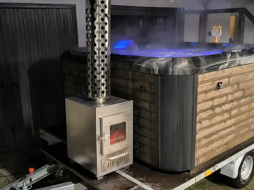 Gőzölgő dézsafürdő este, fatüzelésű kályhával