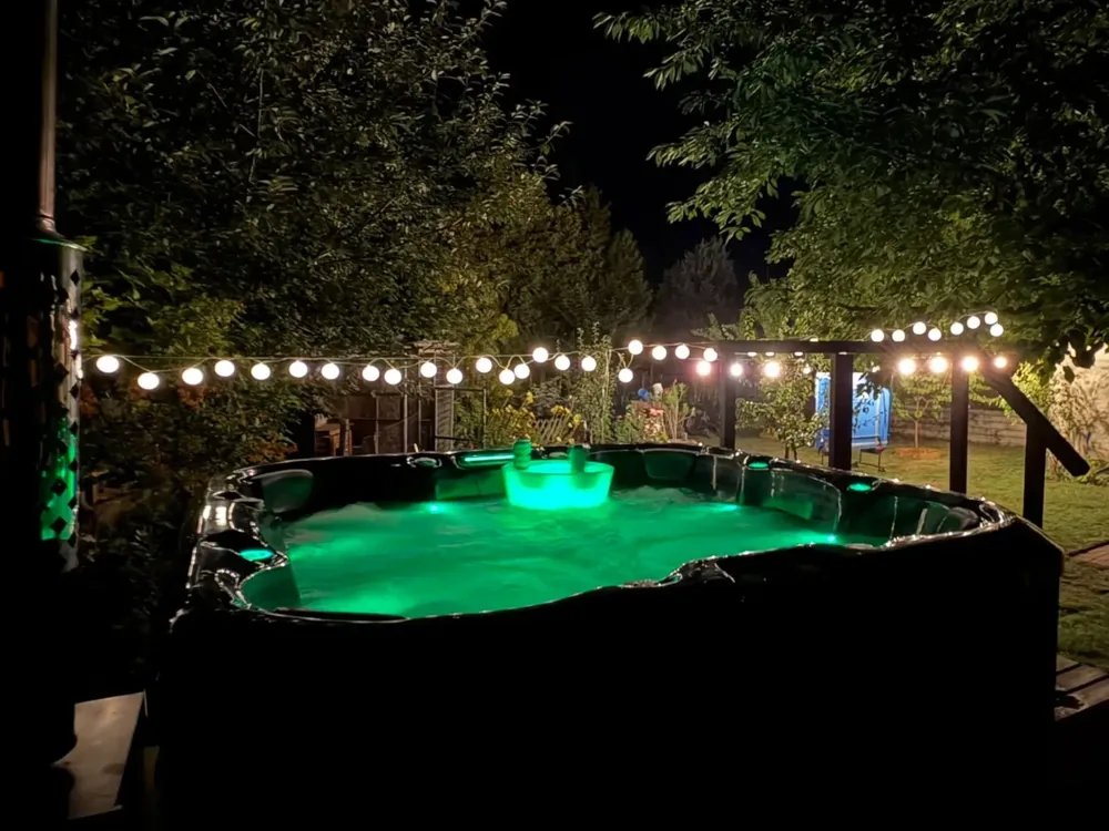 Zöld LED-del megvilágított dézsafürdő fényfüzér alatt, este - kétnapos bérlés