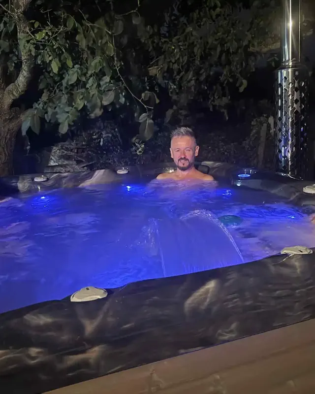 Esti dézsafürdőzés barátokkal kék LED világítással